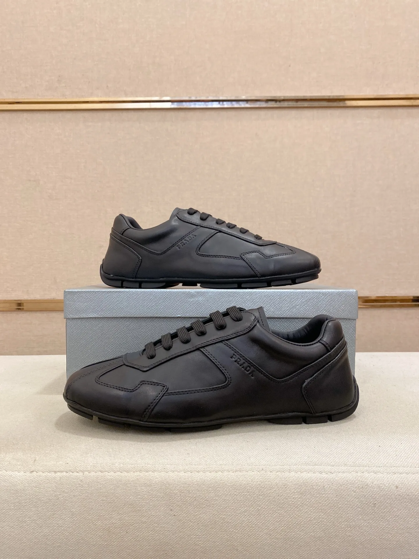 Men's shoes 💰 480💰 ✔️✔️✔️Top high version High-quality new PRADA (Prada) counters are launched at the same time. The new men's shoes and 😘fabrics are purely handmade in Niujing. Lining: Full cowhide lining. 👍🏿High-end☄️Open-molded non-slip rubber outsole, exquisite lines, simple and elegant, comfortable and high-end for leisure travel. Code number: 38-44. Can be customized45